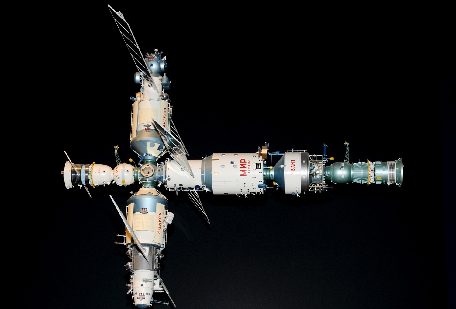 В музее космонавтики находится макет бытового отсека космической станции. Отметь к какой станции он относится